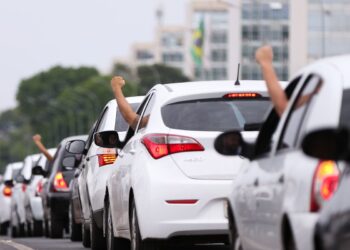 Motoristas de aplicativo caíram no “conto do vigário”, diz Sakamoto