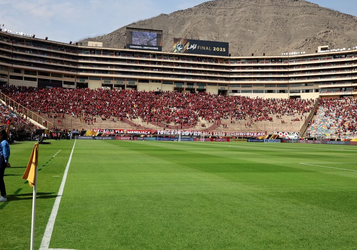 Ônibus atrasa e final da Libertadores começará às 18h15 (de Brasília)