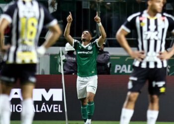 Vitor Roque decide e Palmeiras vence clássico com Santos no Brasileiro