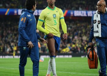 Zagueiro Gabriel Magalhães é cortado da seleção brasileira