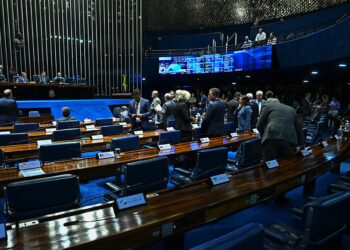 Escolas públicas são obrigadas a fornecer água potável, aprova Senado — Senado Notícias
