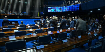 Escolas públicas são obrigadas a fornecer água potável, aprova Senado — Senado Notícias