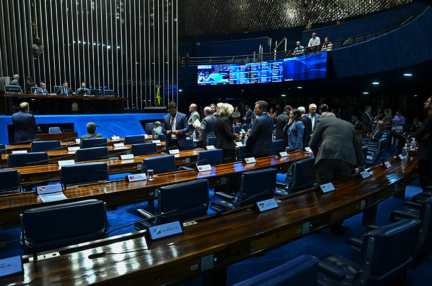 Escolas públicas são obrigadas a fornecer água potável, aprova Senado — Senado Notícias
