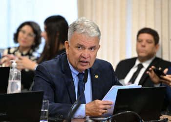 Avança projeto que realoca trabalhadores de estatais do setor elétrico privatizadas — Senado Notícias