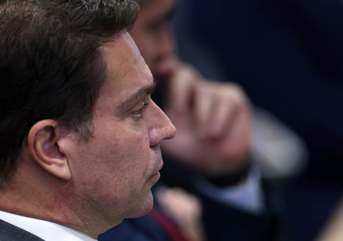 Líder do PT questiona no STF e na Câmara saída de Ramagem do país