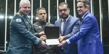 Congresso homenageia policiais mortos durante a Operação Contenção