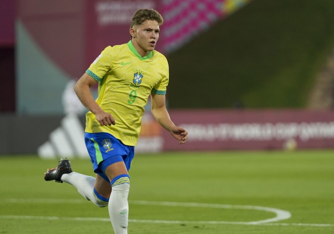 Brasil marca no último minuto e garante vaga na semi do Mundial Sub-17