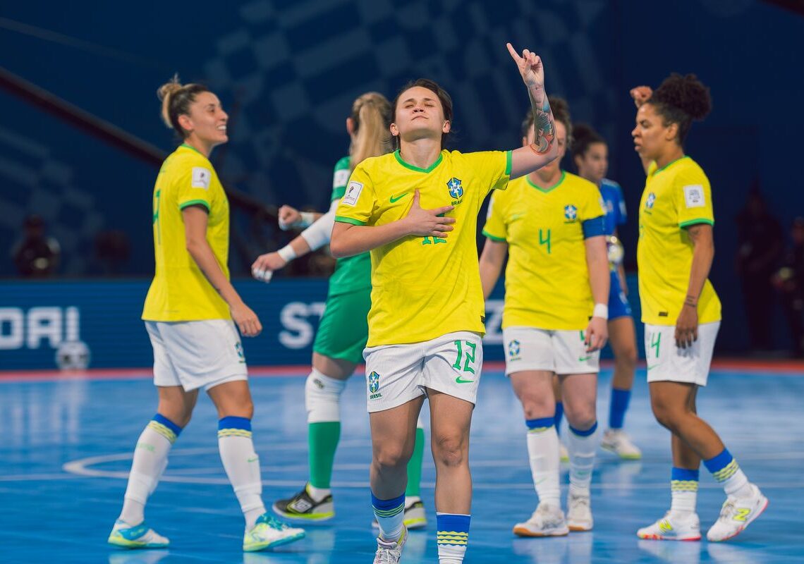 Brasil goleia Itália e está nas quartas da Copa do Mundo de futsal