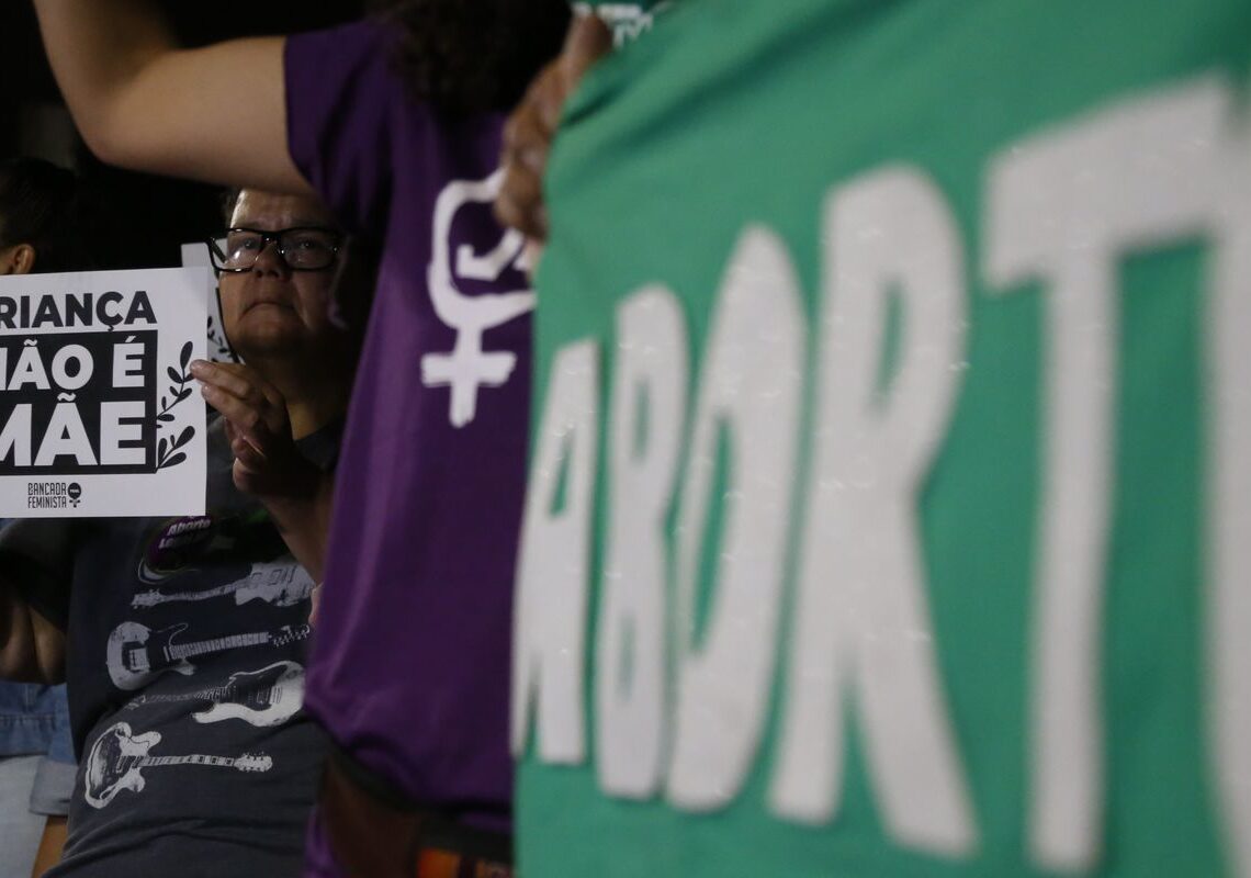 Sociedade pediátrica é contra projeto que dificulta aborto legal