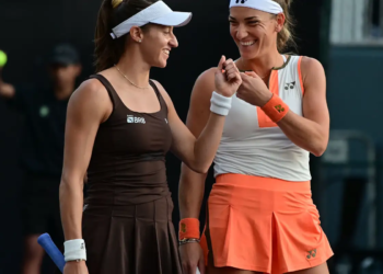 Dupla de Stefani vira sobre atual campeã e vai à semi do WTA Finals