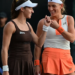 Dupla de Stefani vira sobre atual campeã e vai à semi do WTA Finals