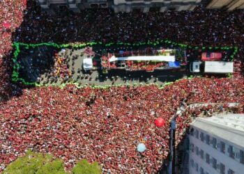 Famílias se juntam à multidão para festejar título do Flamengo no RJ