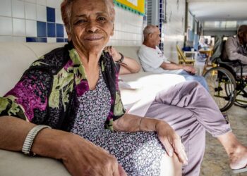 Tema da redação do Enem ajuda a debater etarismo, dizem professores 