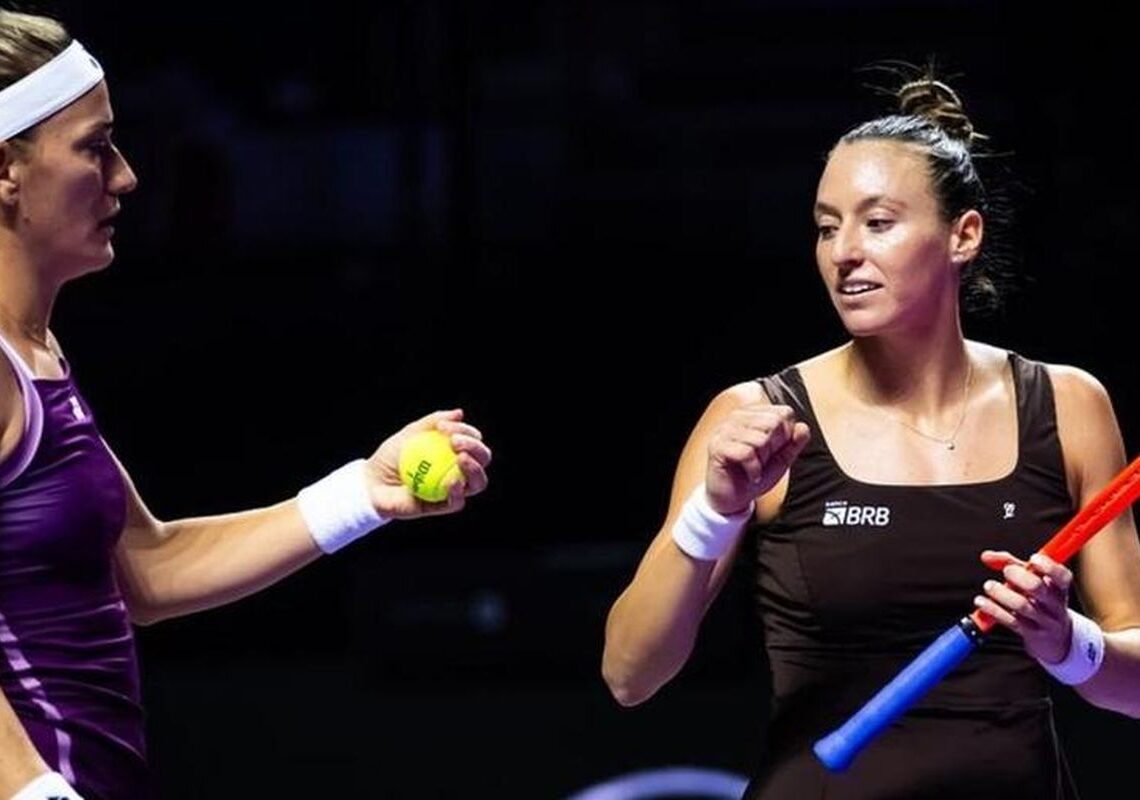 Stefani e Babos vencem russas e se aproximam da semi do WTA Finals