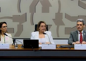 Debatedores defendem Julho Neon como mês nacional da saúde bucal — Senado Notícias