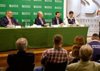 Ministro assina contrato para compra de vacina da dengue do Butantan