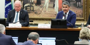Pedido de vista adia votação de parecer sobre mandato de Zambelli