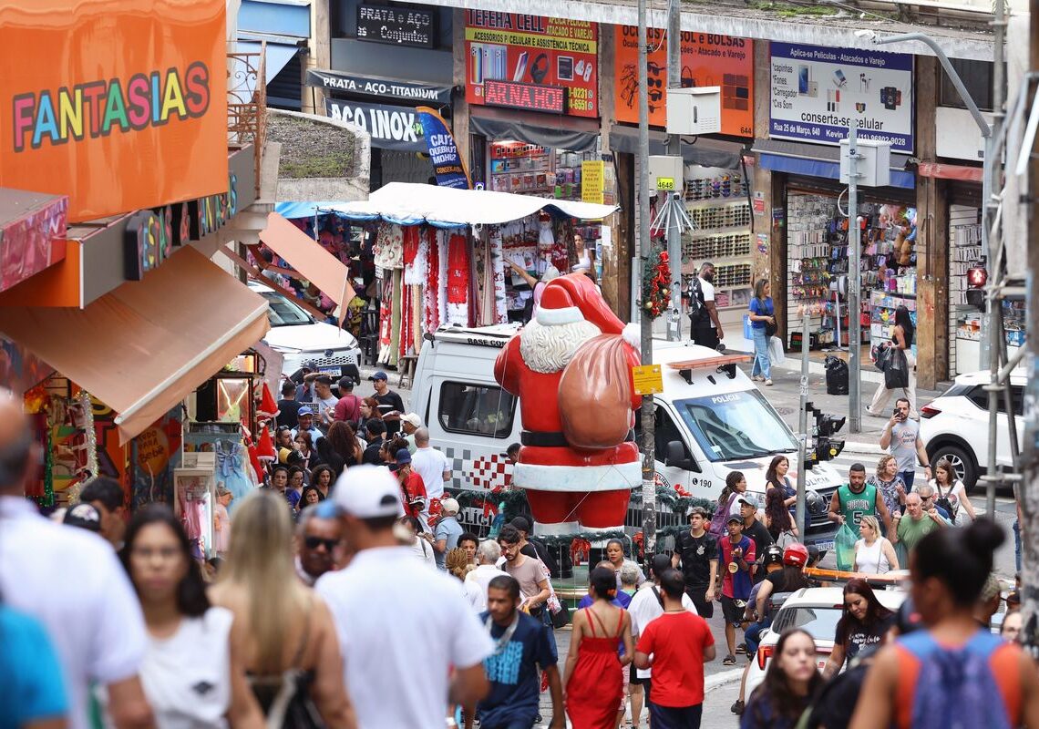 Compras de última hora agitam comércio popular em São Paulo