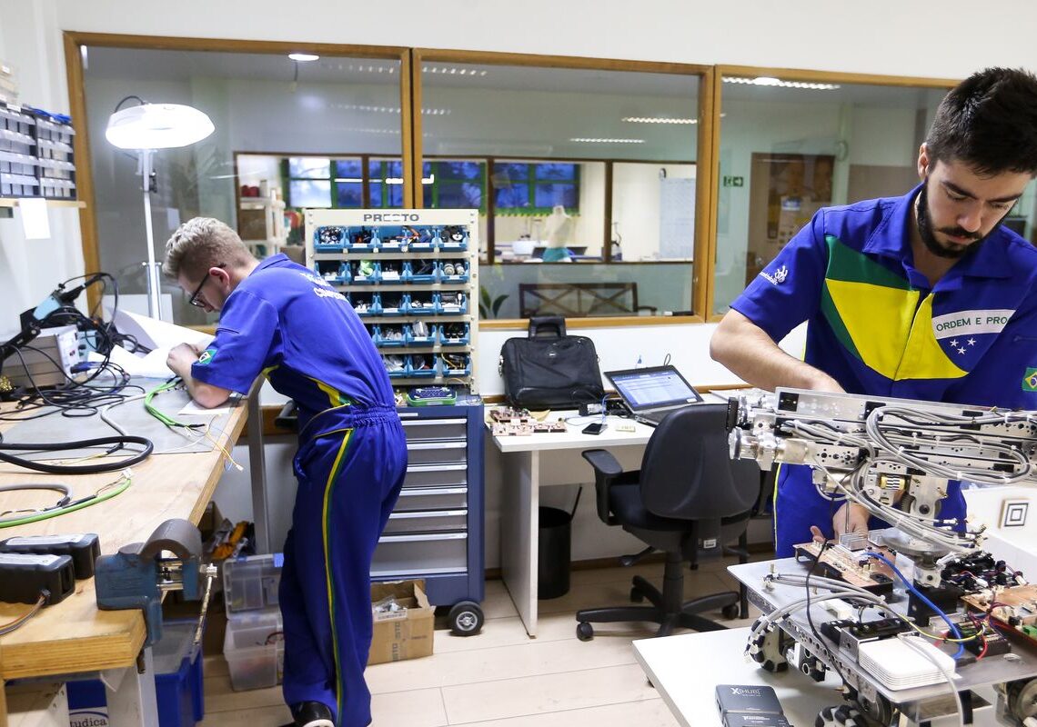 MEC regulamenta programa que fortalece formação profissional