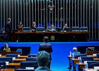 Inclusão da educação política no currículo escolar é retirada de pauta — Senado Notícias