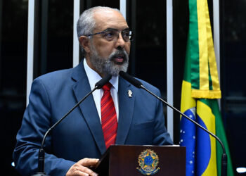 Paim destaca aprovação de projeto contra devedores contumazes — Senado Notícias