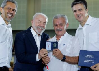 Lula entrega carteiras de docente a professores do Ceará