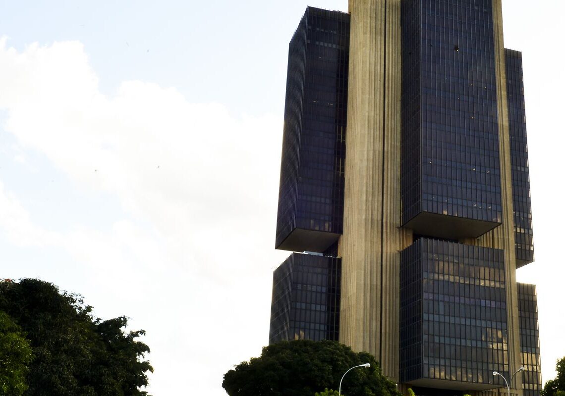 Juros do crédito pessoal e cartão rotativo avançam para as famílias