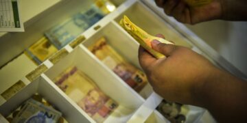 Inflação que reajusta o salário mínimo fecha em 4,18%