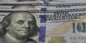 Dólar cai para R$ 5,40 com reunião do Copom e mercado externo