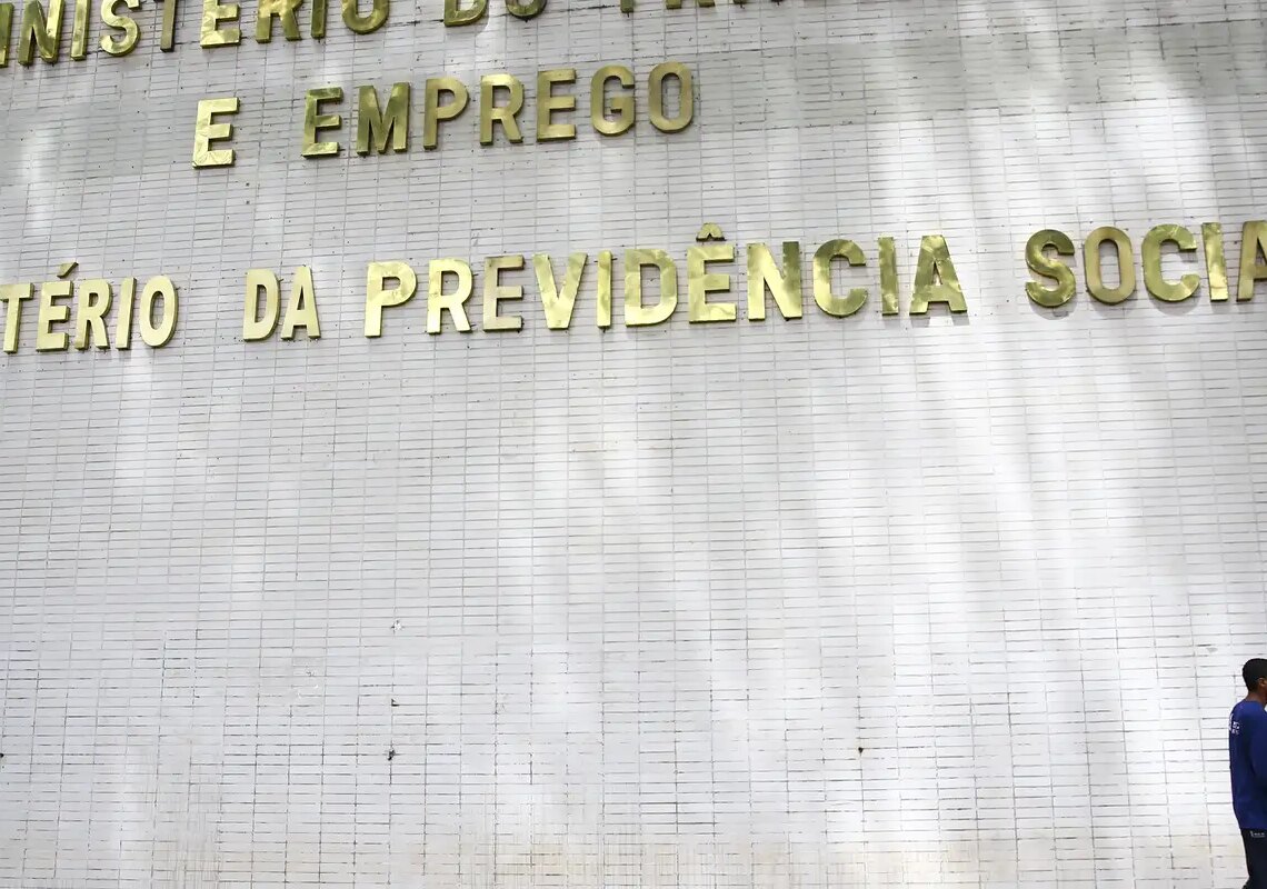 Brasil cria 85,8 mil vagas de trabalho em novembro