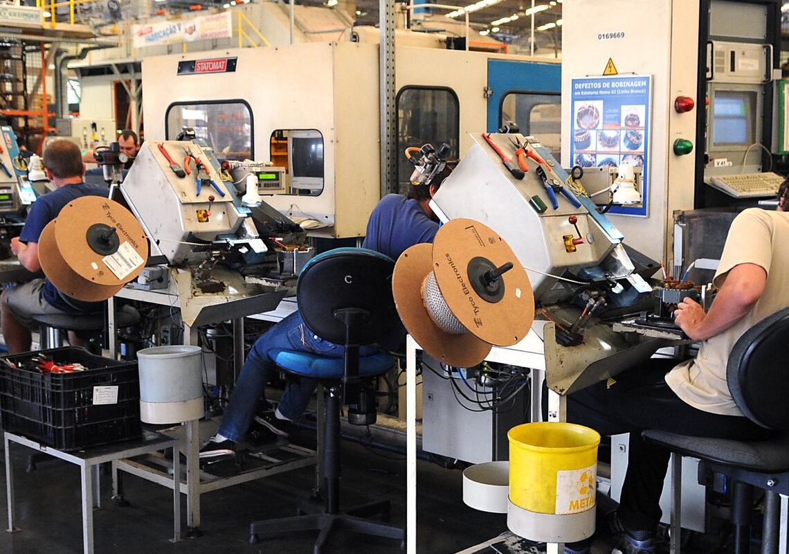 Produção industrial reverte queda e sobe 0,1% em outubro, mostra IBGE