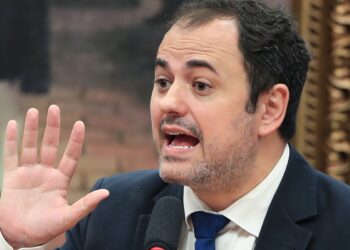 Glauber Braga é retirado à força após ocupar mesa da Câmara