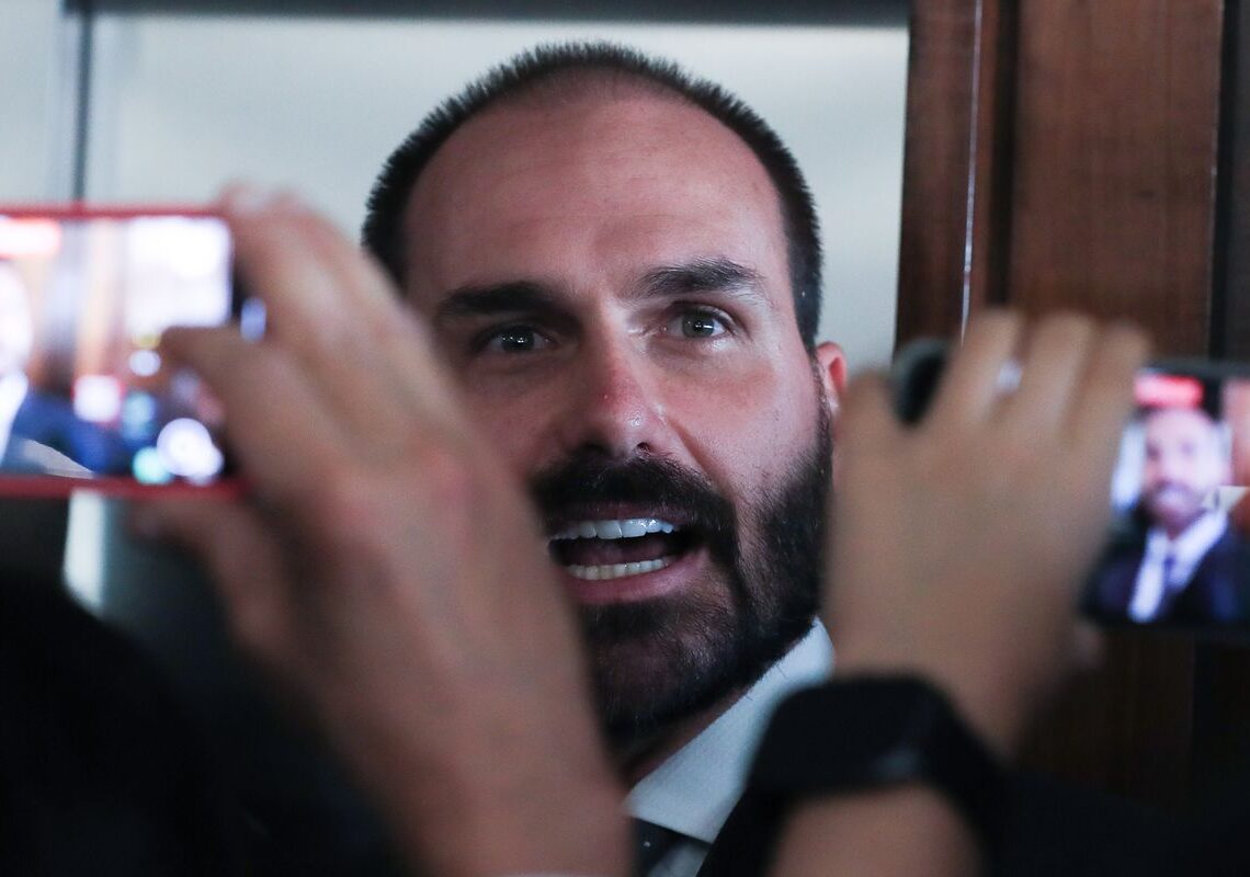 Motta notifica Eduardo Bolsonaro sobre processo de perda do mandato