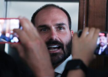 Motta notifica Eduardo Bolsonaro sobre processo de perda do mandato