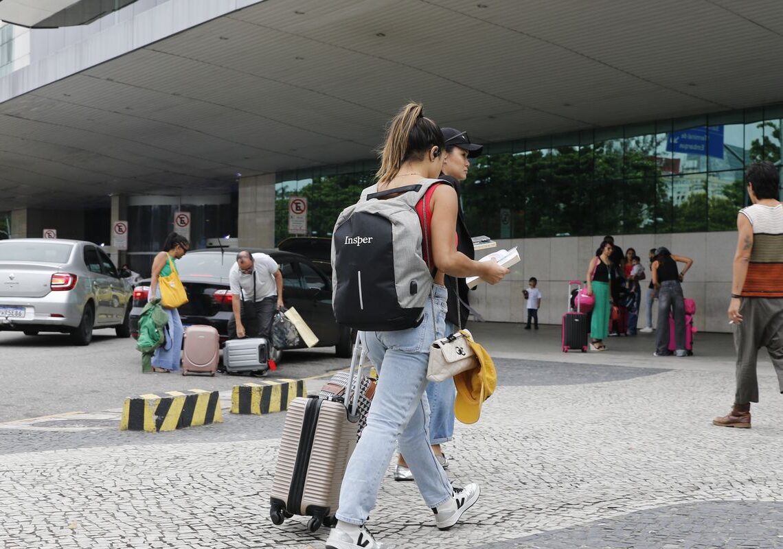 Paes anuncia reunião com ministro para discutir situação de aeroportos