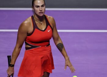 Sabalenka diz não ser justo que mulheres enfrentem atletas trans