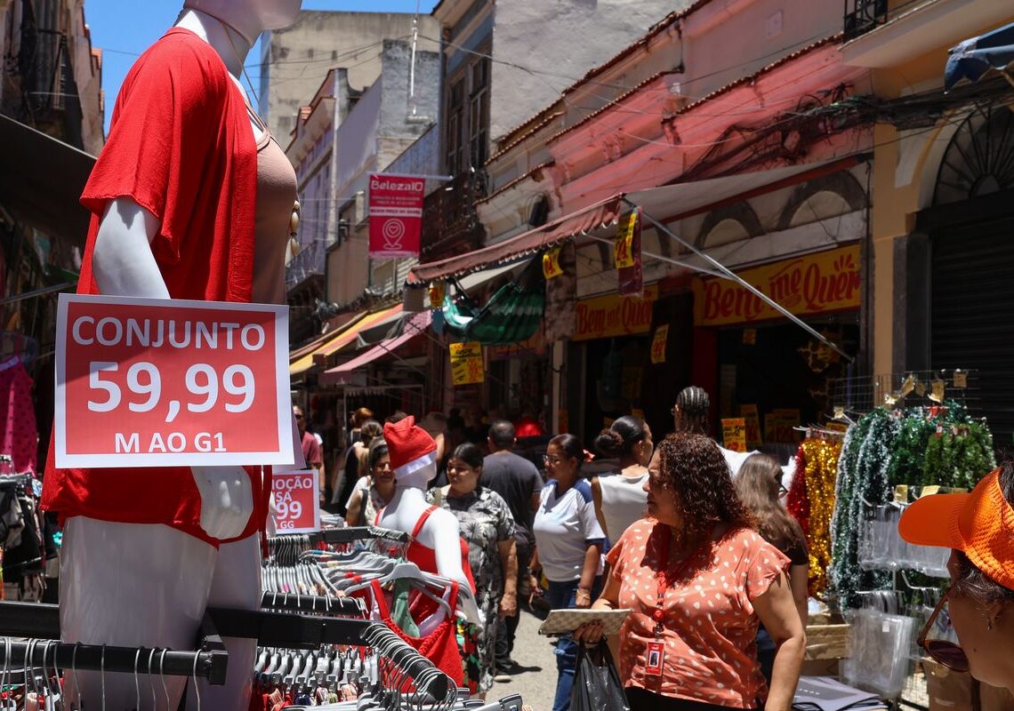 Comércio popular do Rio tem movimentação intensa às vésperas do Natal