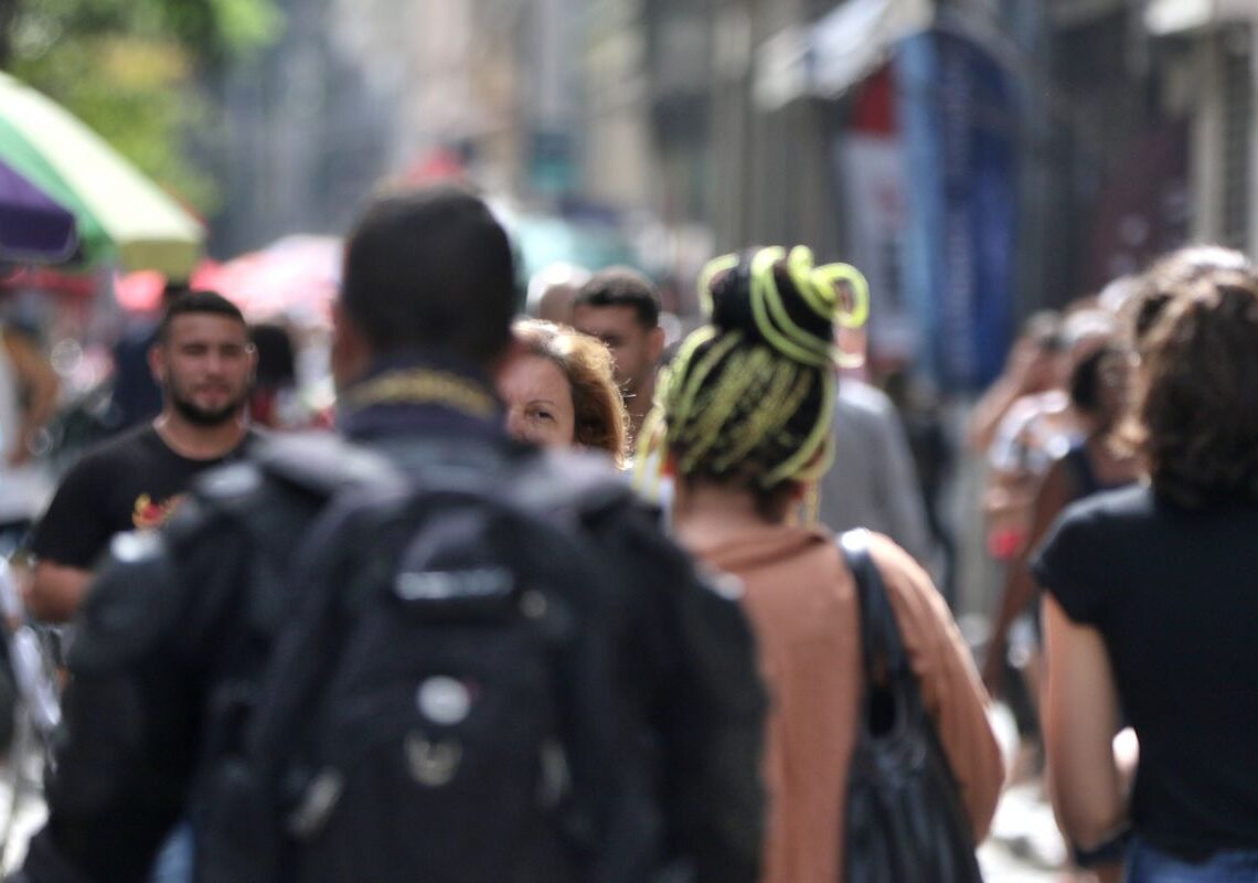 Diretores e gerentes negros ganham 34% menos que brancos, revela IBGE