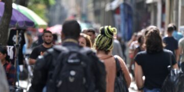 Diretores e gerentes negros ganham 34% menos que brancos, revela IBGE