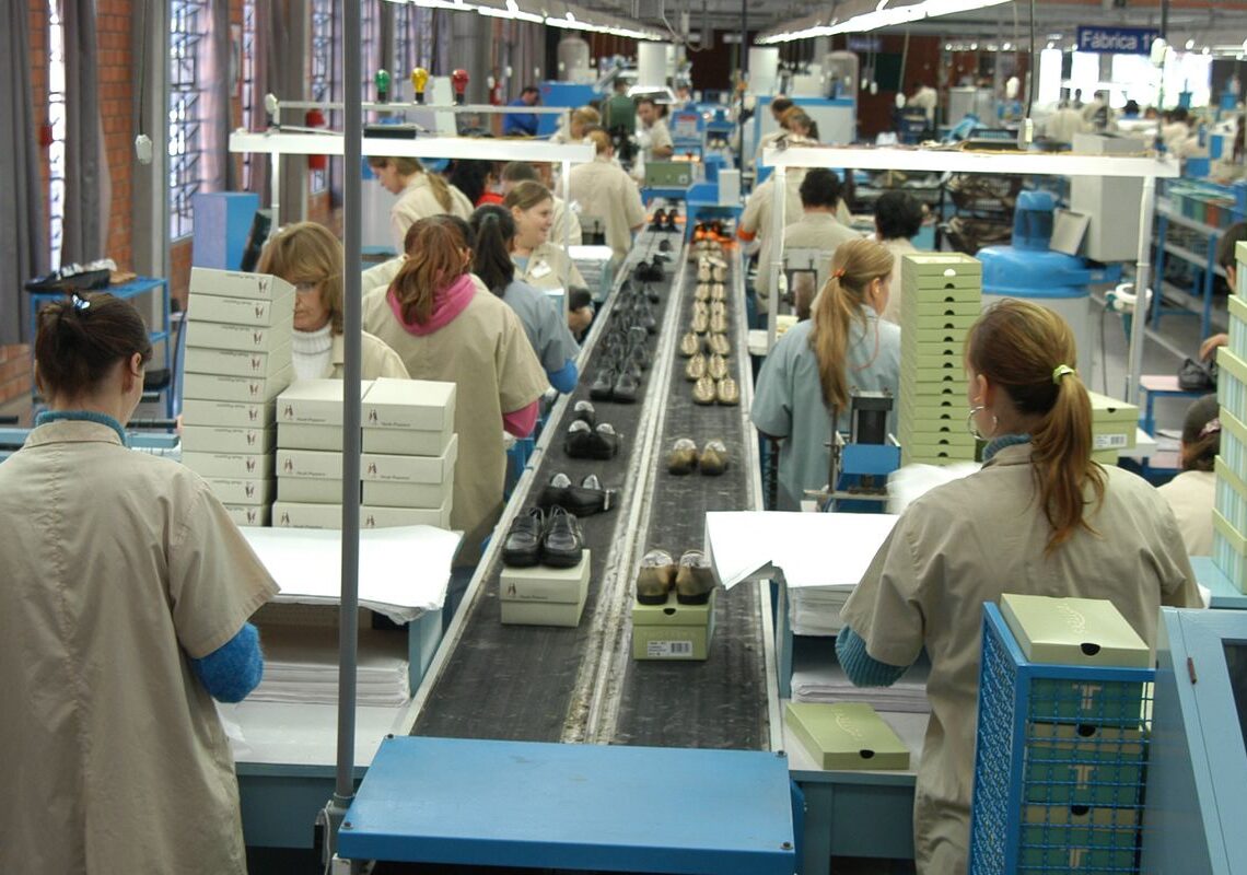 Faturamento da indústria sobe, mas emprego cai pelo terceiro mês