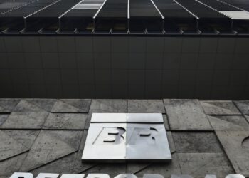 Petrobras reduz preço da gasolina em 5,2% a partir desta terça