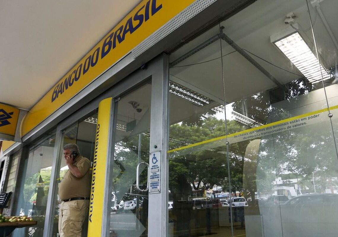 Bancos voltam a funcionar normalmente nesta sexta-feira