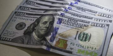 Brasil tem segunda maior saída de dólares da história em 2025