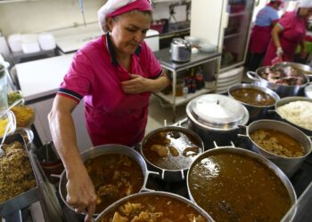 Cresce contratação de pessoas 50+ no comércio e nos serviços em SP