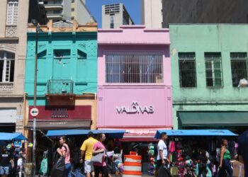 Consumo das famílias compensa juros e leva desemprego ao menor nível