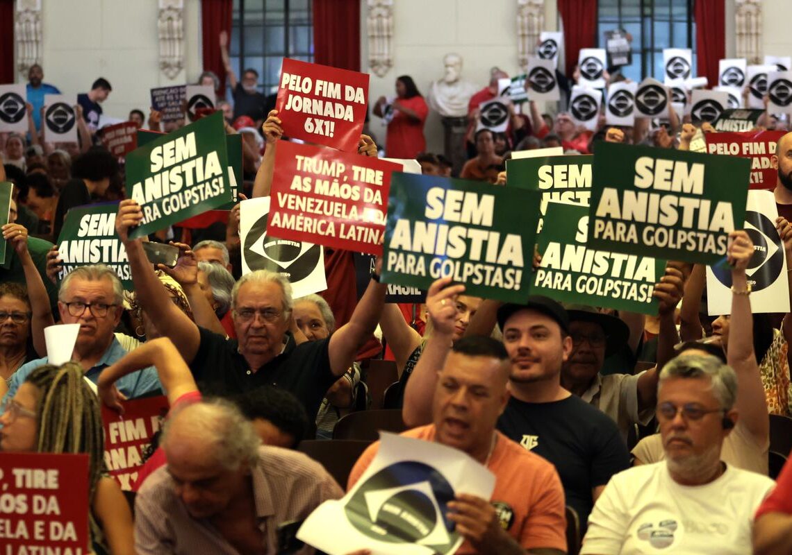 Em ato em SP, manifesto celebra democracia contra atos de 8 de janeiro