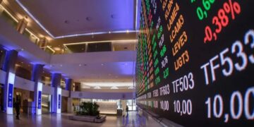Bolsa bate recorde e fecha pela primeira vez acima dos 165 mil pontos