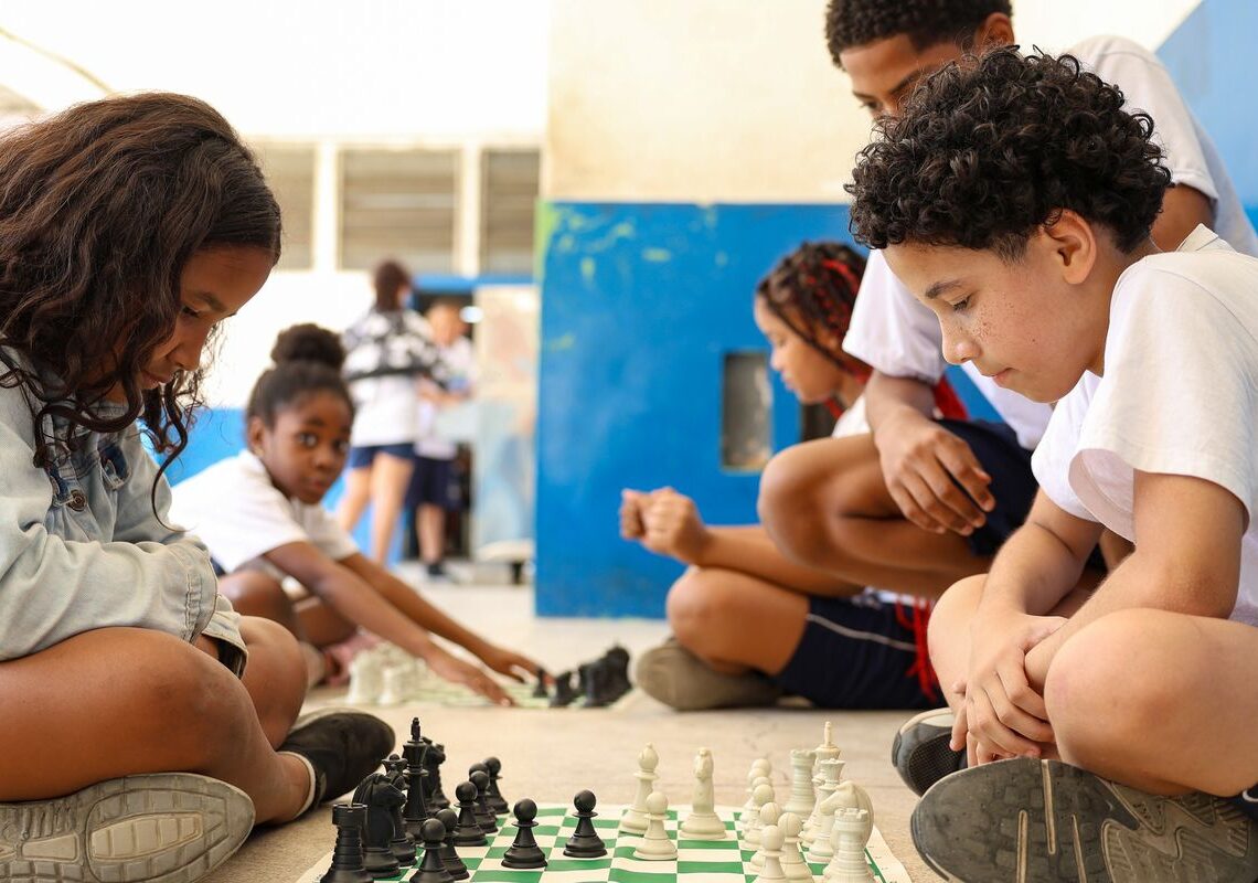 MEC fará pesquisa sobre impacto da restrição de celular nas escolas