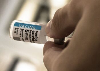 Após cinco anos de vacinação, covid recua, mas ainda preocupa