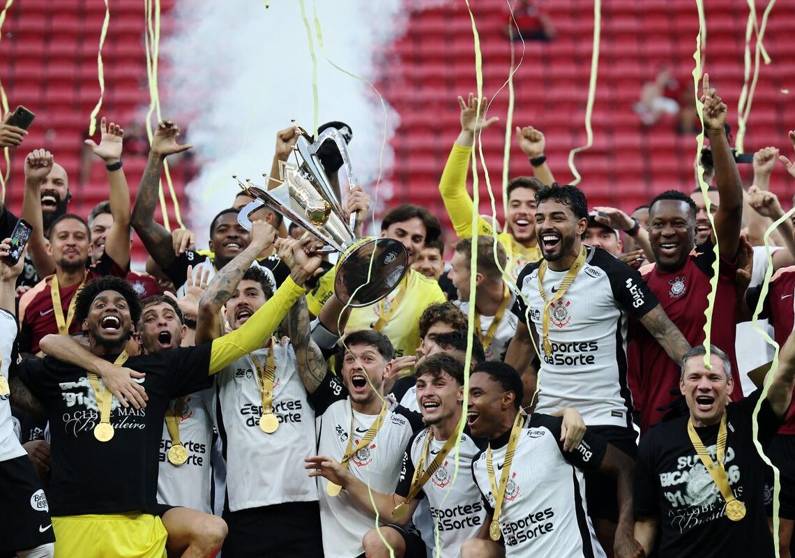 Corinthians vence Flamengo e é bicampeão da Supercopa Rei